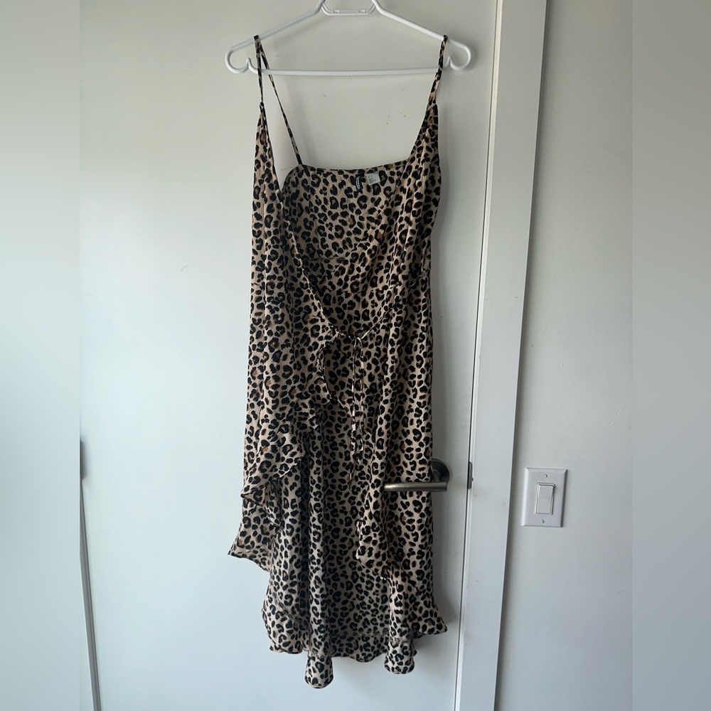 Beautiful brown and black wrap dress from H&M. The size is US 8